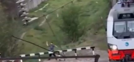 Алматыда 34 жастағы ер адам пойызды тоқтатып, тас лақтырған