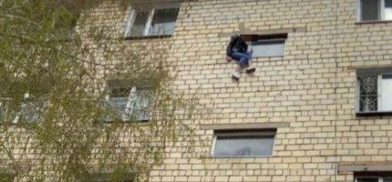 Шахтинскіде әйел адам бесінші қабаттан секірмек болды