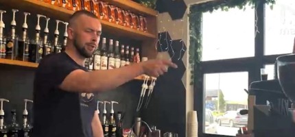 Кәсіпкер әйелдердің сүтінен дайындалған кофе сатады