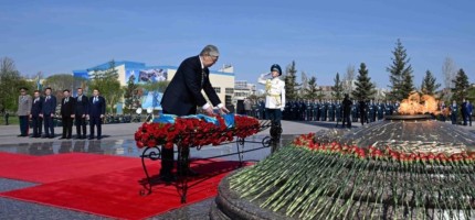 Тоқаев «Отан Ана» монументіне гүл шоқтарын қойды
