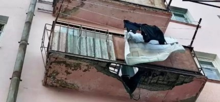 Үшінші қабаттың балконы қирап, 1 адам зардап шекті