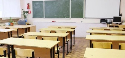 Мектеп директоры сабақ өтпесе де, айлық алып келген