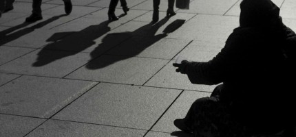 Қарт кісіге 10 жыл бойы қайыр сұратып қойғандар ұсталды