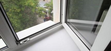 ШҚО-да екі жасар бала көпқабатты үйдің терезесінен құлап кетті