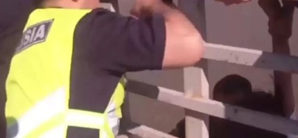 Полиция көпірден секірмек болған қызды құтқарды
