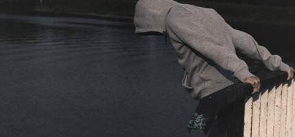 Оралда көпірден секіріп кеткен 22 жастағы жігіт көз жұмды
