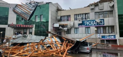 Павлодарда сауда үйінің шатыры қирап, адамдар зардап шекті