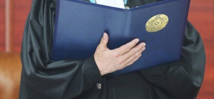 Құрбысын тепкілеп, ақша бопсалаған қыздар сотталды