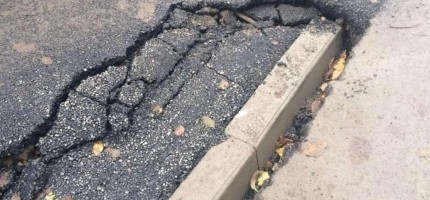 «119 млн теңге жұмсалған»: Қостанайда екі ай бұрын төселген жаңа асфальт бұзылып жатыр
