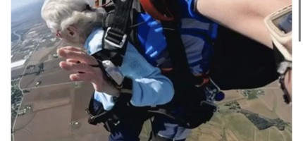 Ғажап: 104 жастағы әжей парашютпен секірді