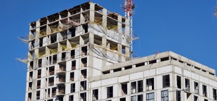 Астанада құрылысшылар биіктен құлап, біреуі қаза тапты