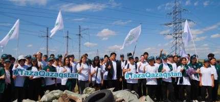 Астаналық жастар бір тоннаға жуық қоқыс жинады