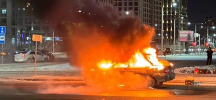 Астананың сол жағалауында жеңіл автокөлік өртеніп кетті (видео)