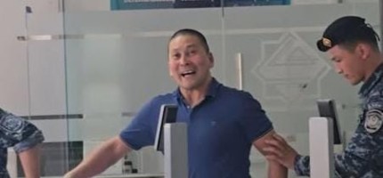 Тізесіне отырғызып, киімінің ішіне қолын салған: БҚО-дағы сұмдық