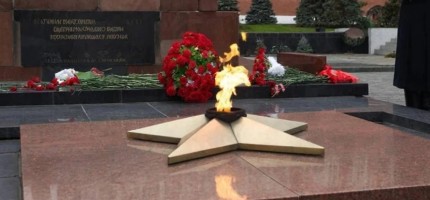 Мәңгілік алауға тауық етін қуырып жеген ер адам ұсталды