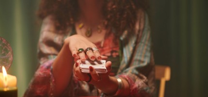 «Мен қоңырау шалғандардан артық көріпкел емес едім»: телефон арқылы бал ашқан алты айым