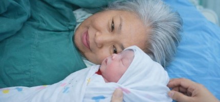 Жалғыз ұлынан айрылып қалған 63 жастағы әйел өмірге қыз баланы әкелді