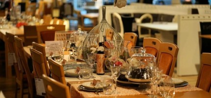 "Шақырылмаған қонақтар": Алматыда бөтен адамдар тойға кіріп, ішіп-жеп кеткен (ФОТО)