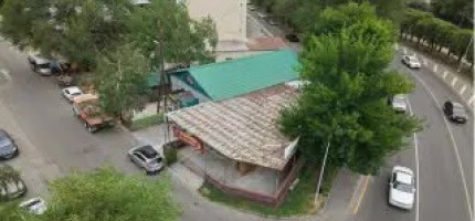 Алматыда заңсыз салынған жазғы кафе сүрілді