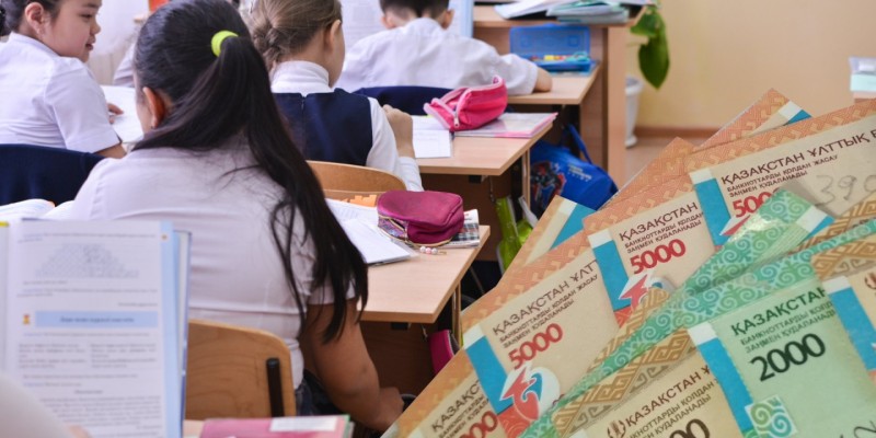 «Бюджет үшін болса, шенеуніктер де айлықтарынан бас тартсын»: Мұғалімдер министрге неге қарсы шықты?
