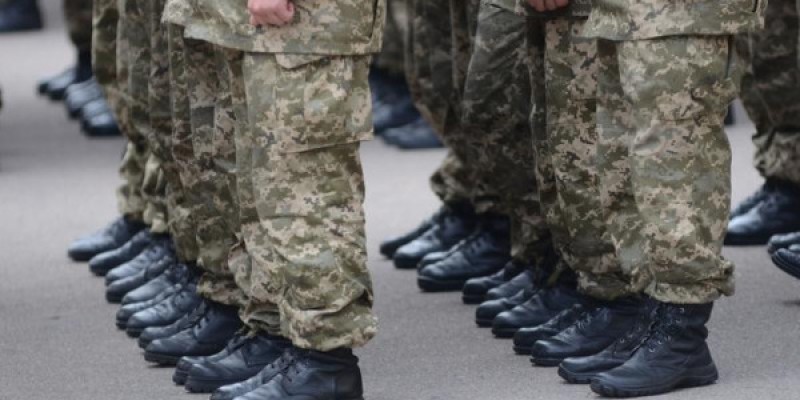 Көз жұмған сарбаздың анасы: Командирі кредит алдырып, тамақ сұратады