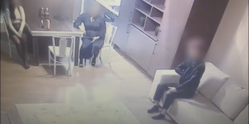 Астанада полицеймін деп алдаған алаяқ жезөкшелерден ақша бопсалаған
