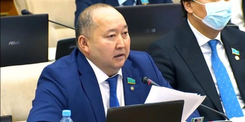 «Өскеменге барсаң, жердің бәрі Даниал Ахметовтікі» – депутат (ВИДЕО)