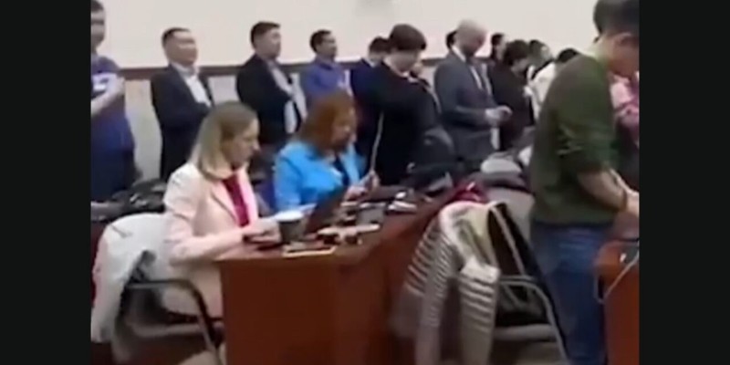 Әнұран шырқалғанда орнынан тұрмаған екі тілшінің басы дауға қалды (ВИДЕО)