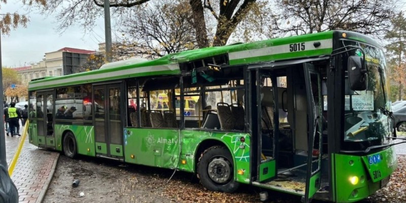 Алматыда автобустардың соқтығысуы: жүргізушіге үкім шықты
