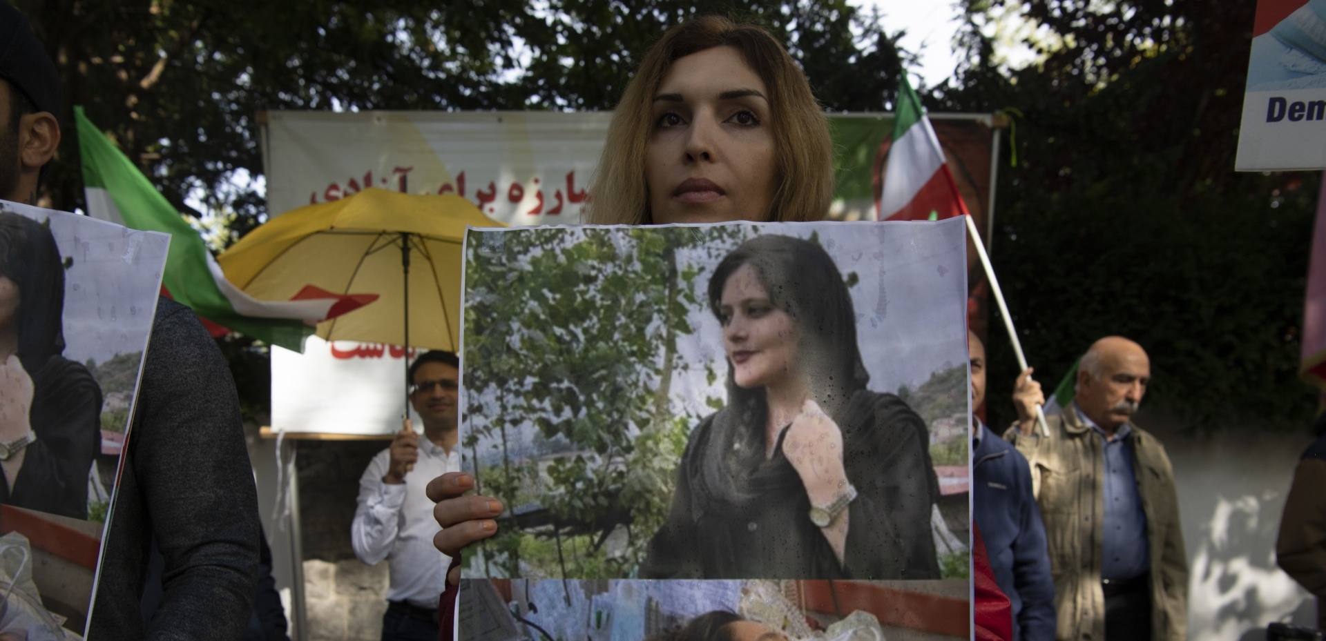 Иранда әйелдер хиджабтарын өртеп, митингіге шығып жатыр (видео)