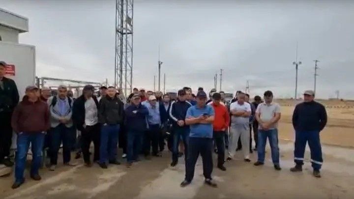 «Жалақы көтерілсін»: Маңғыстаулық жұмысшылар Тоқаевқа үндеу жасады (видео)