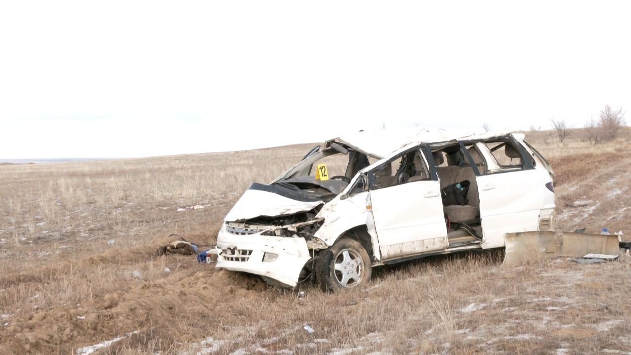 Ақтөбеде балалар отырған көлік жол апатына түсті