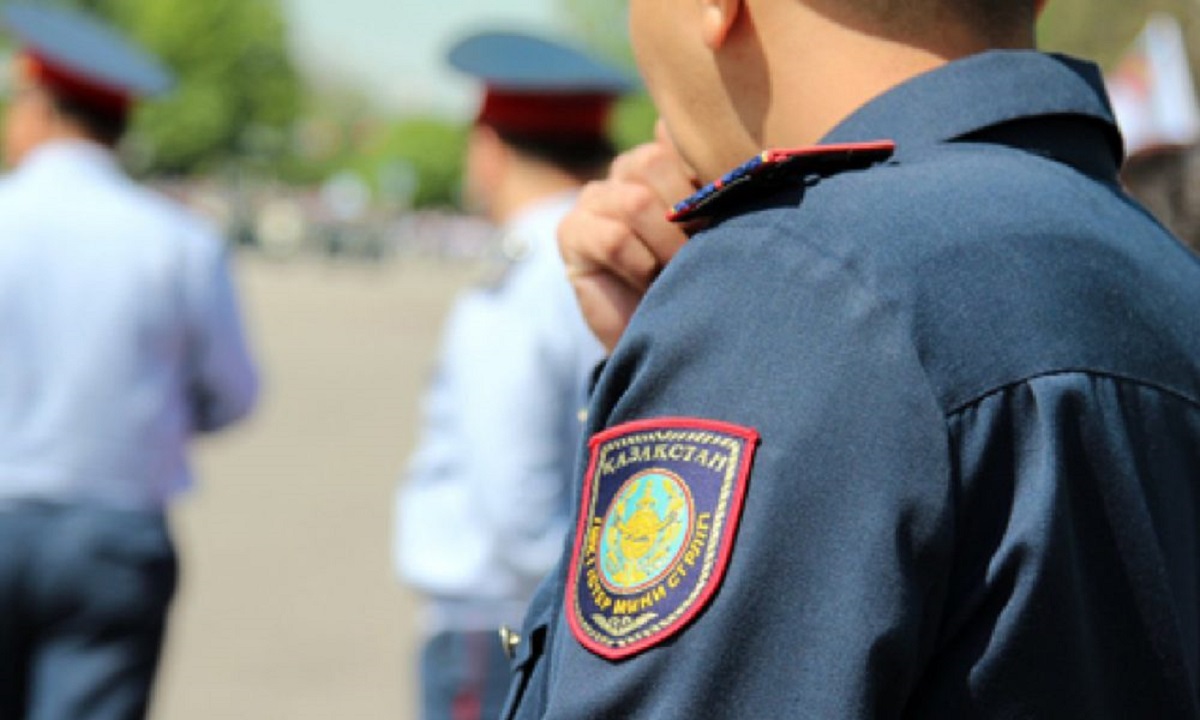 Астанада полиция қызметкеріне пара бермек болған видео тарады