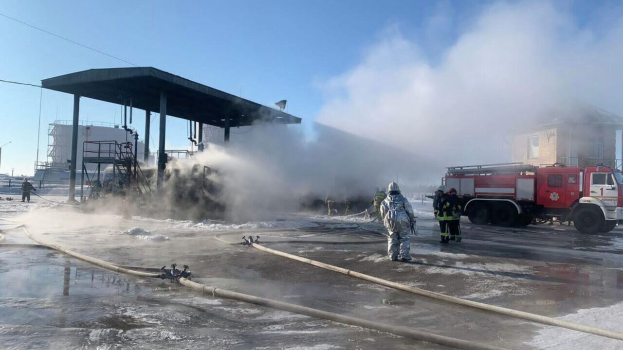 Мұнай базасындағы жұмысшының өртеніп кеткен сәті видеоға түсіп қалды