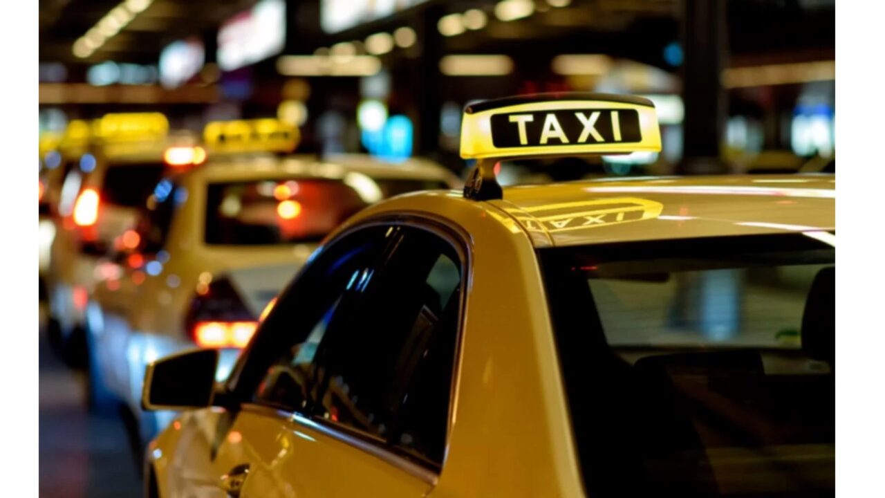 Астанада жолаушы әйел такси жүргізушісін тонап кеткен