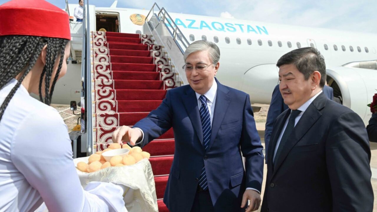 Мемлекет басшысы жұмыс сапарымен Қырғызстанға келді