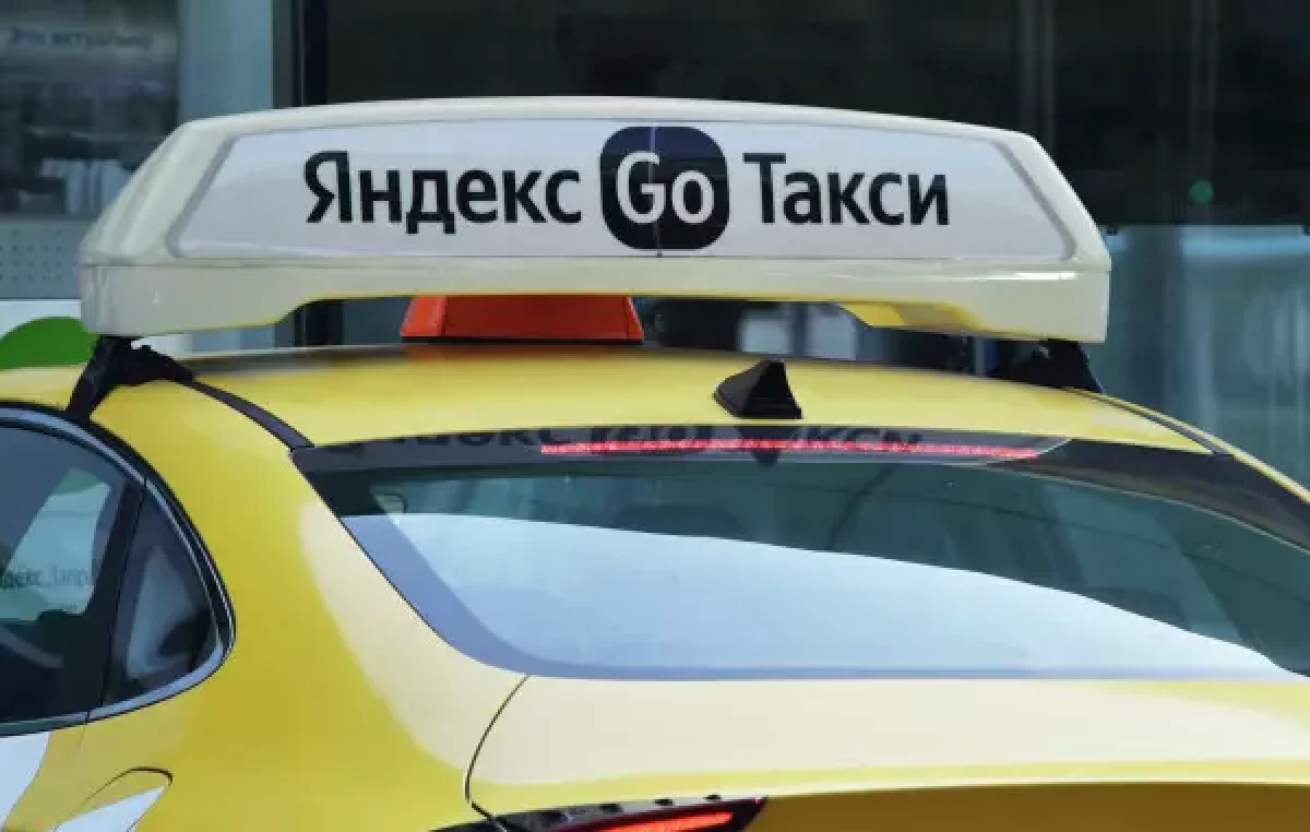 «Рөлде отырып ұйықтап кетті»: Яндекс жүргізушіге қандай шара қолданғанын айтты