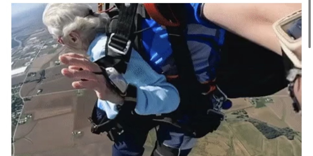 Ғажап: 104 жастағы әжей парашютпен секірді